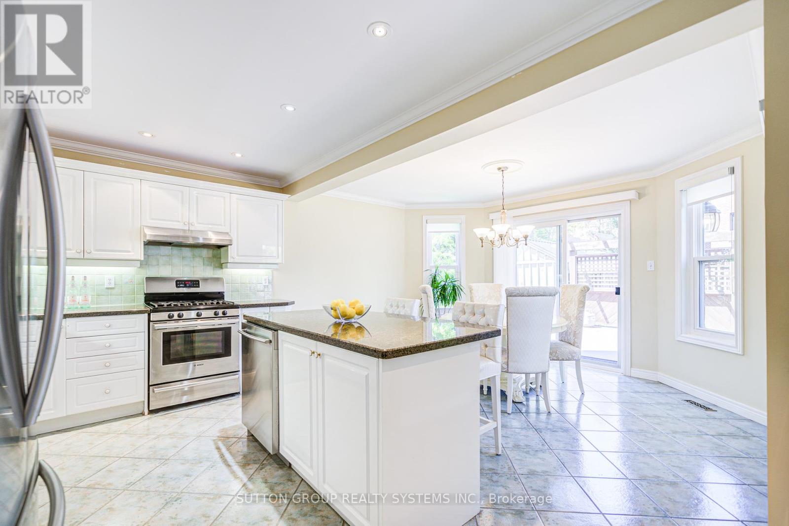 2979 Sycamore Street, Oakville, Ontario  L6J 7H9 - Photo 8 - W12386514