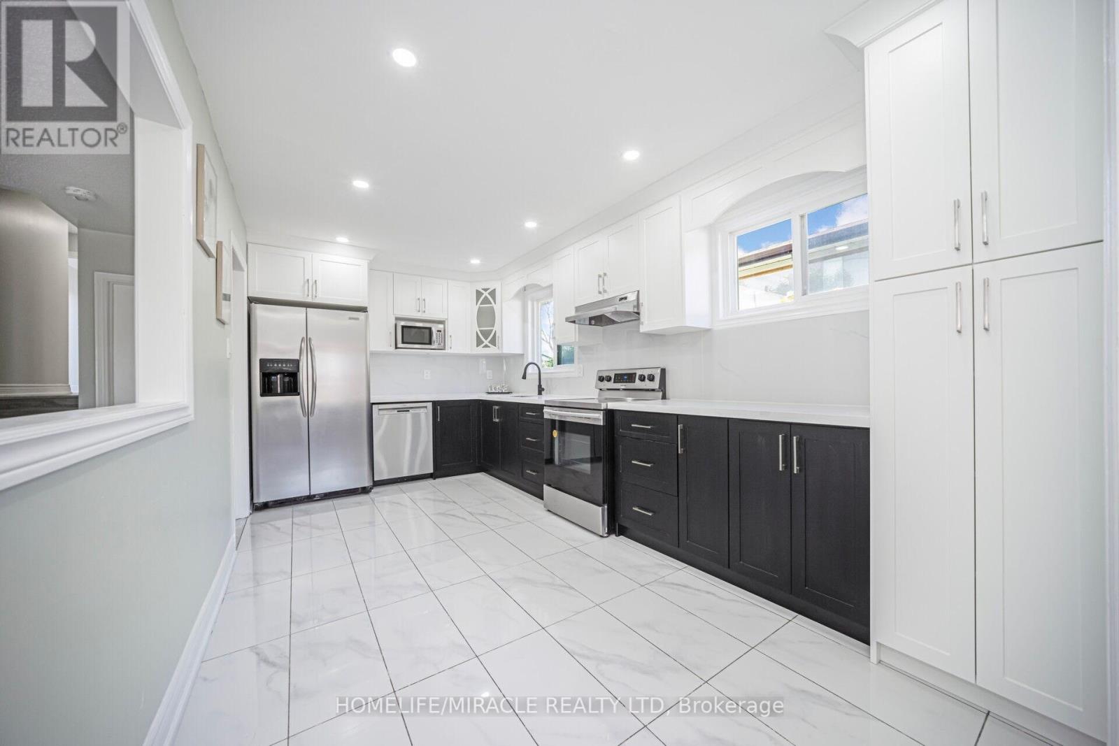 3777 Woodruff Crescent, Mississauga (Malton), Ontario  L4T 1T8 - Photo 11 - W12386527