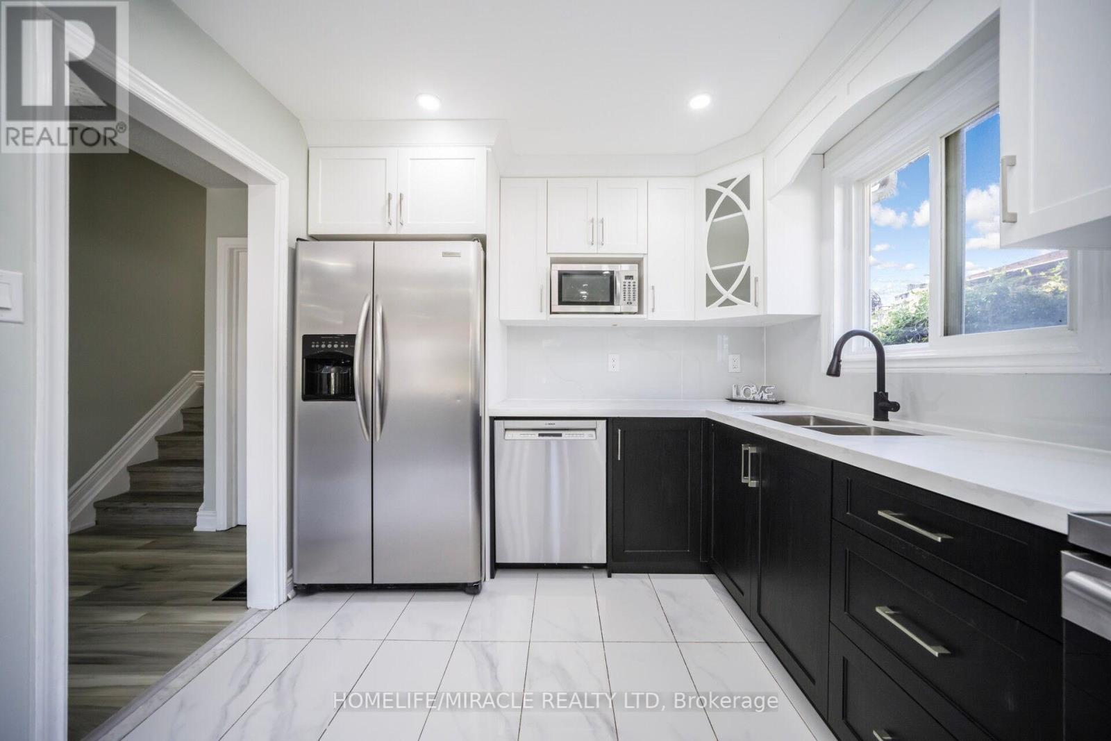 3777 Woodruff Crescent, Mississauga (Malton), Ontario  L4T 1T8 - Photo 12 - W12386527