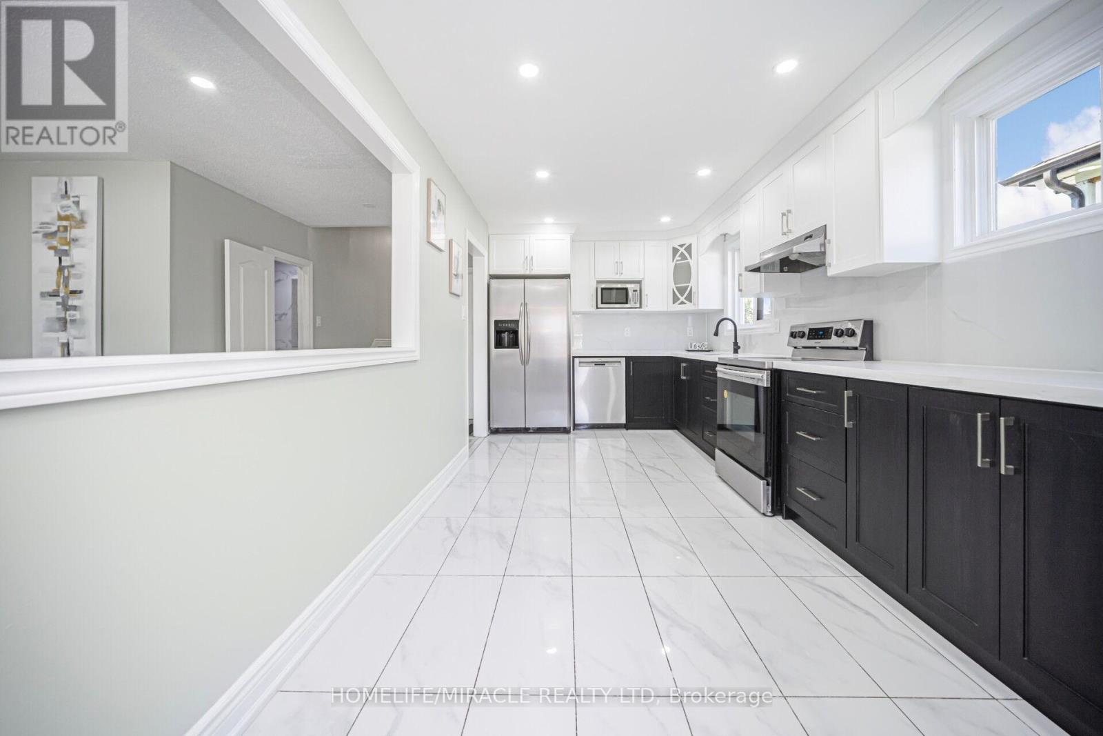 3777 Woodruff Crescent, Mississauga (Malton), Ontario  L4T 1T8 - Photo 13 - W12386527