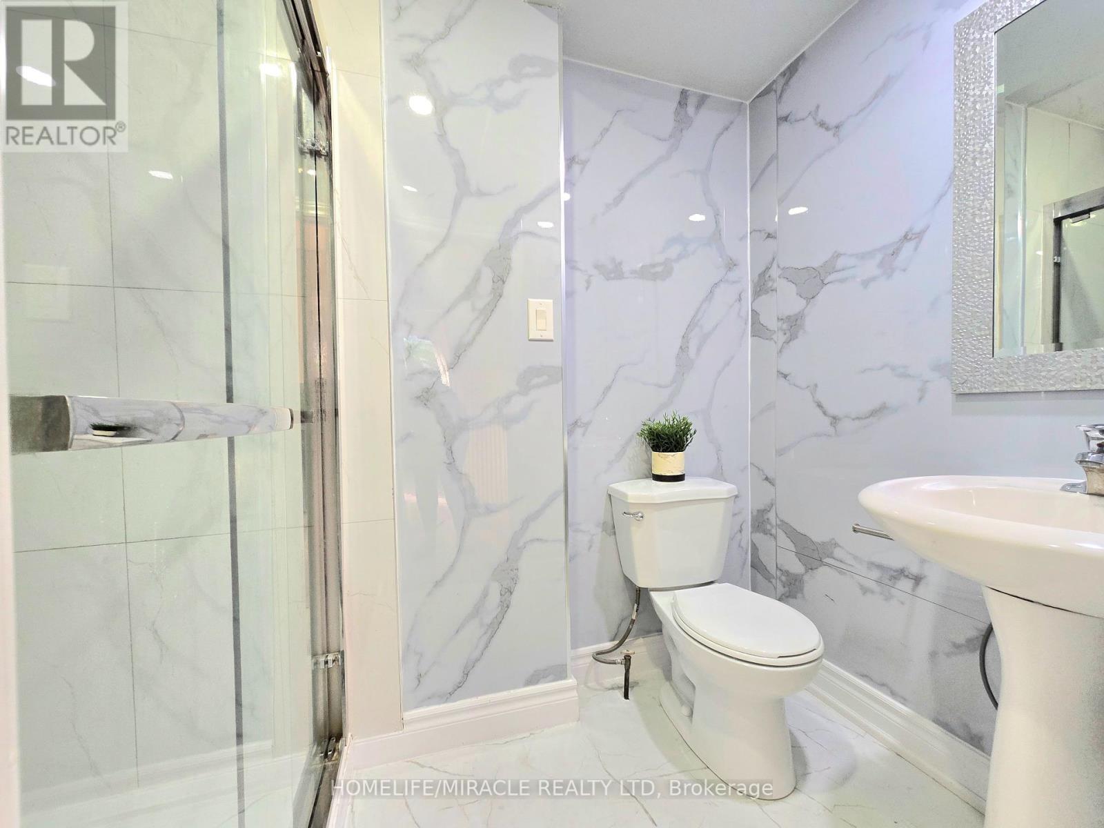 3777 Woodruff Crescent, Mississauga (Malton), Ontario  L4T 1T8 - Photo 17 - W12386527