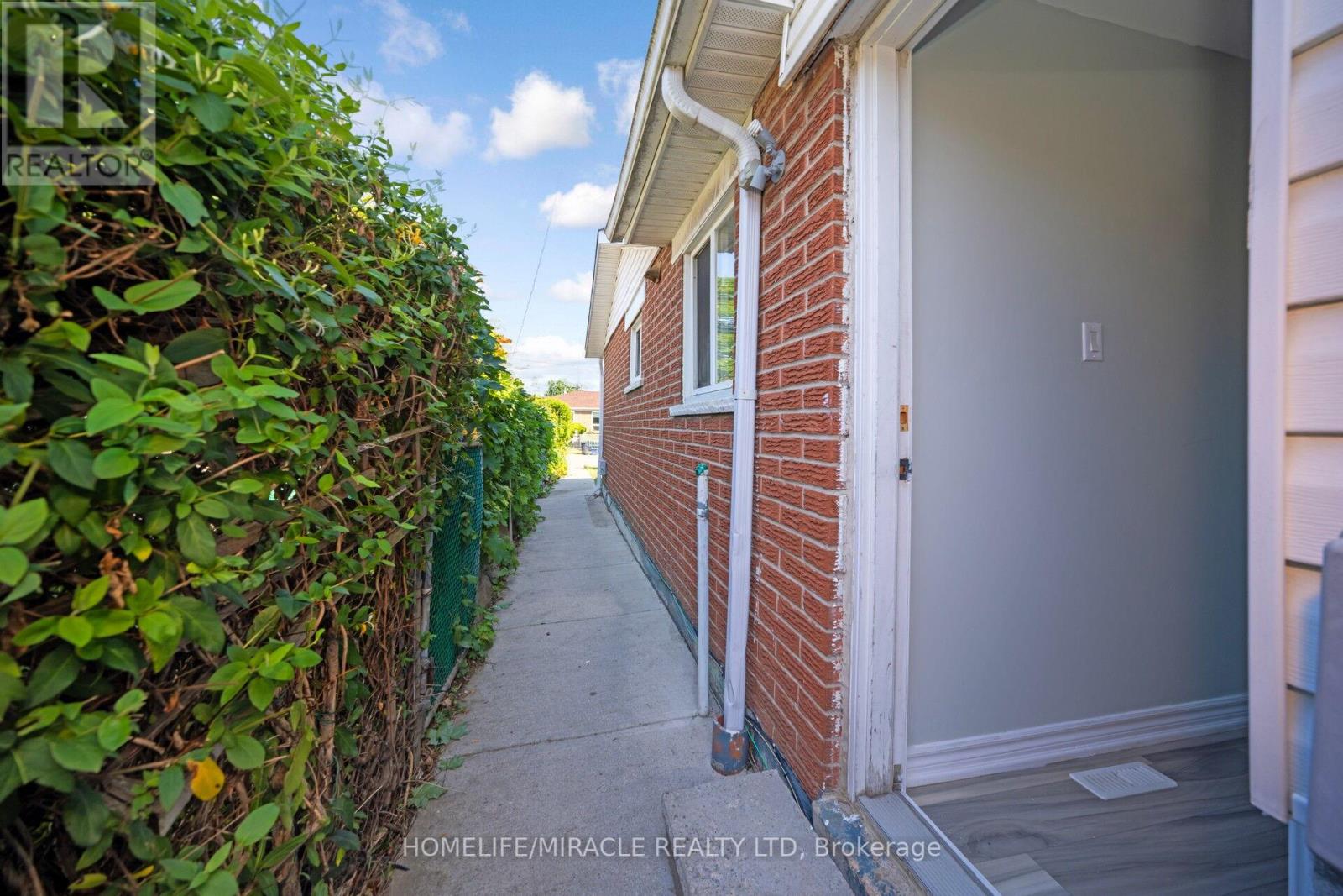 3777 Woodruff Crescent, Mississauga (Malton), Ontario  L4T 1T8 - Photo 29 - W12386527