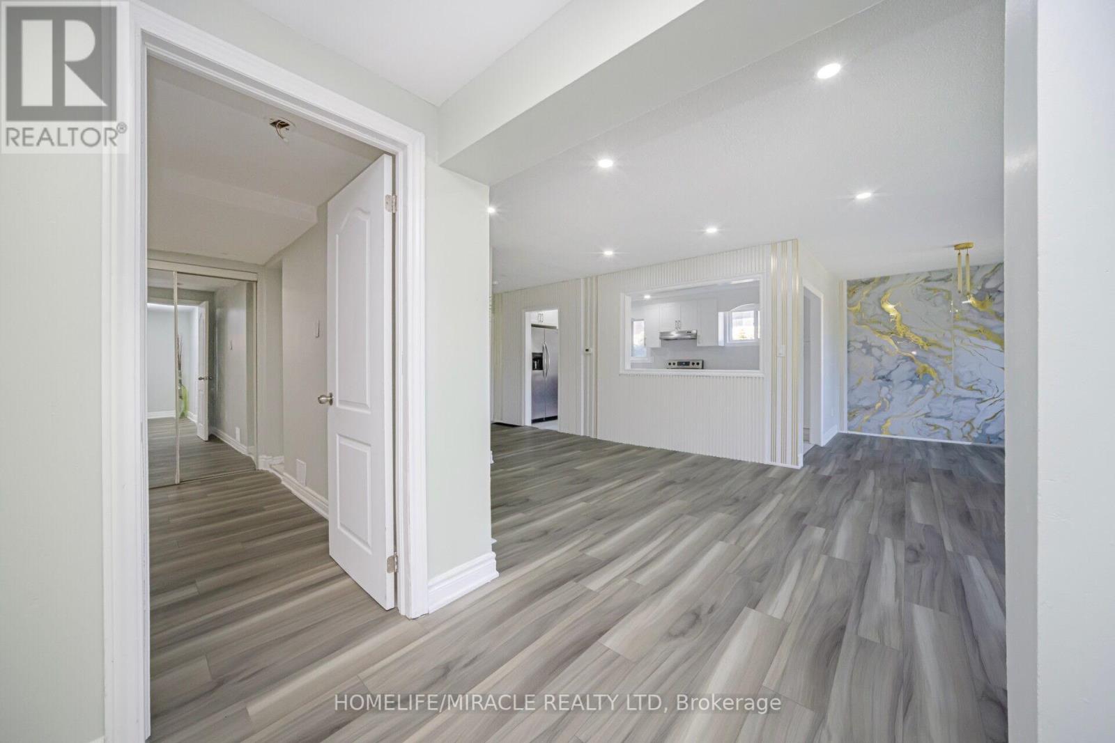 3777 Woodruff Crescent, Mississauga (Malton), Ontario  L4T 1T8 - Photo 5 - W12386527