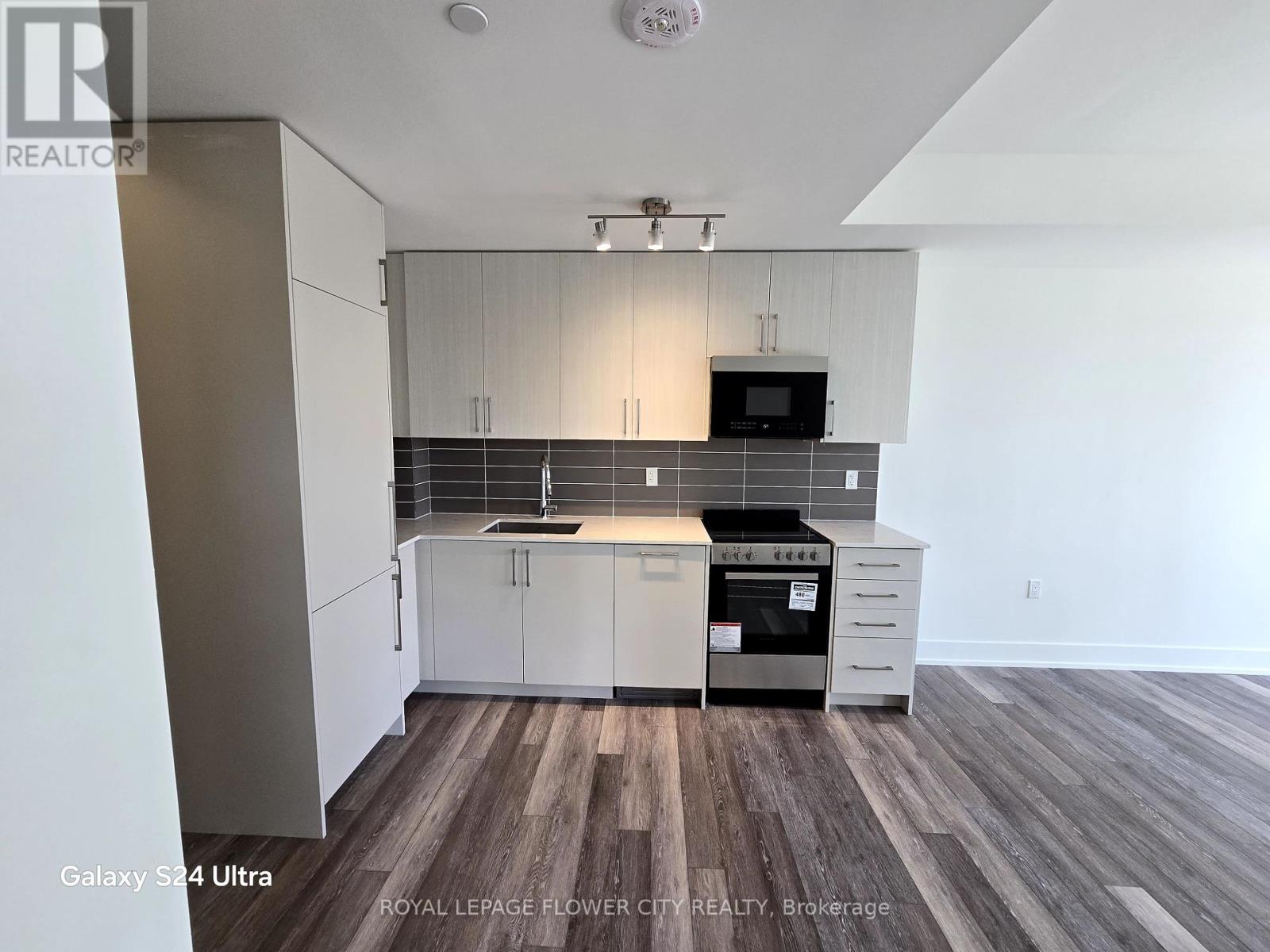 351 - 2075 King Road, King, Ontario  L7B 0R6 - Photo 3 - N12383581