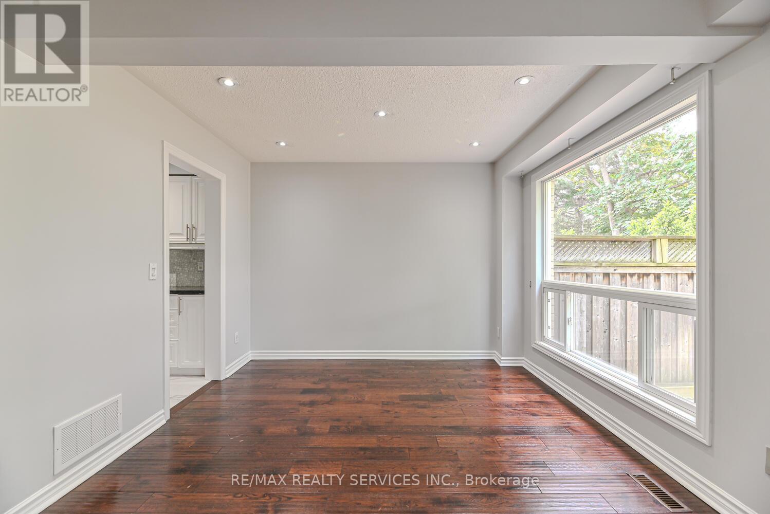 6 - 110 Heathcliffe Square, Brampton, Ontario  L6S 5R1 - Photo 12 - W12386648