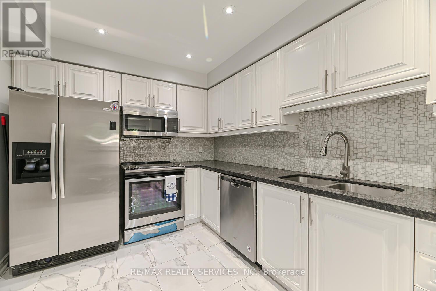 6 - 110 Heathcliffe Square, Brampton, Ontario  L6S 5R1 - Photo 16 - W12386648