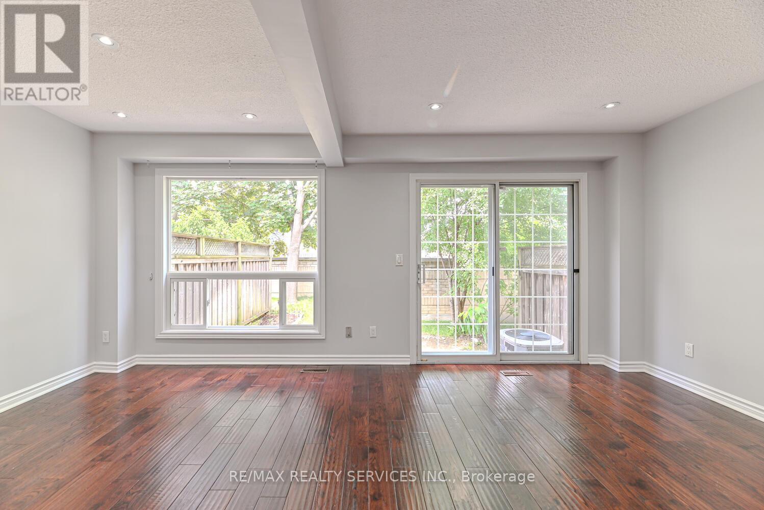 6 - 110 Heathcliffe Square, Brampton, Ontario  L6S 5R1 - Photo 7 - W12386648