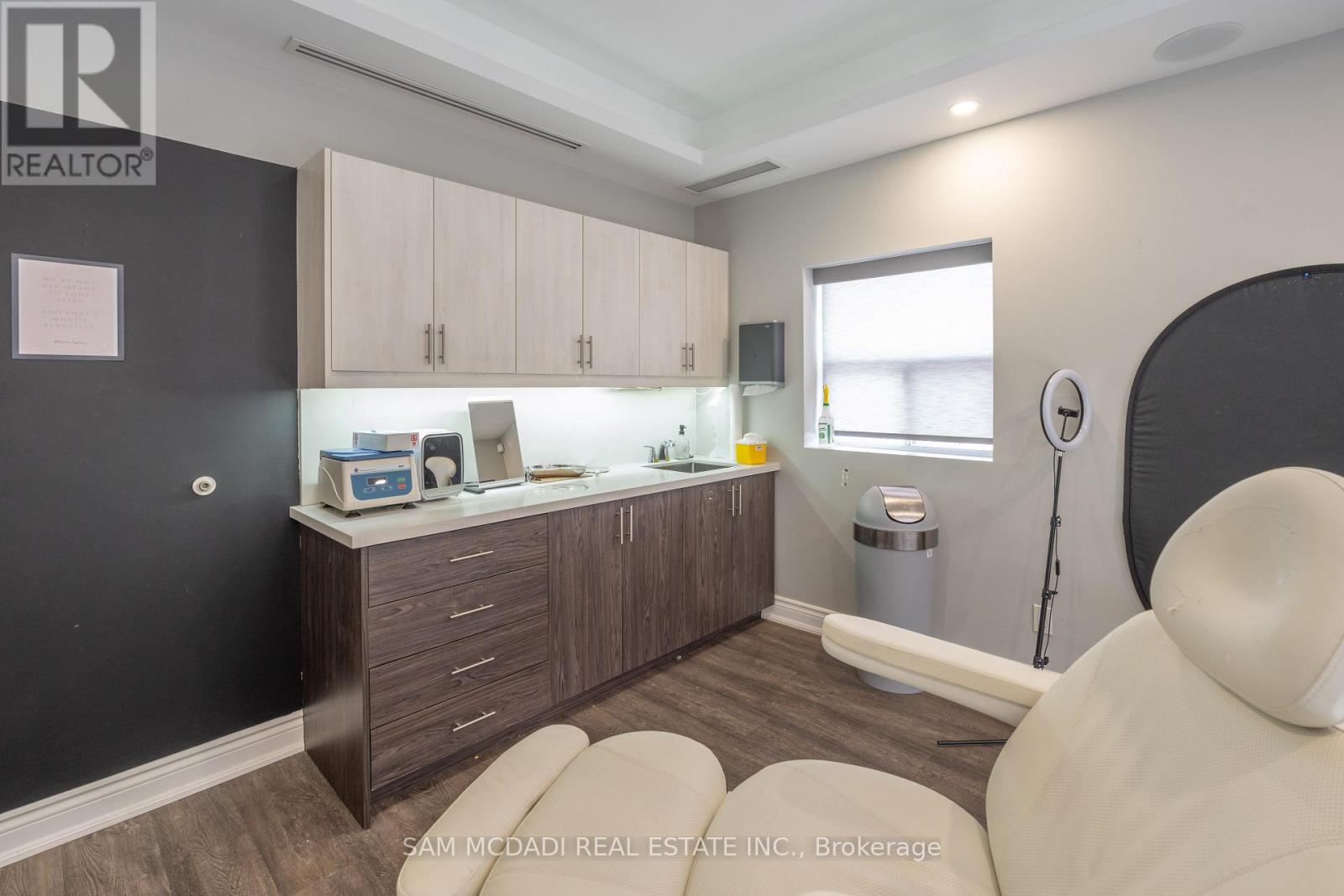 1651 Lakeshore Road W, Mississauga (Clarkson), Ontario  L5J 1J4 - Photo 11 - W12386671