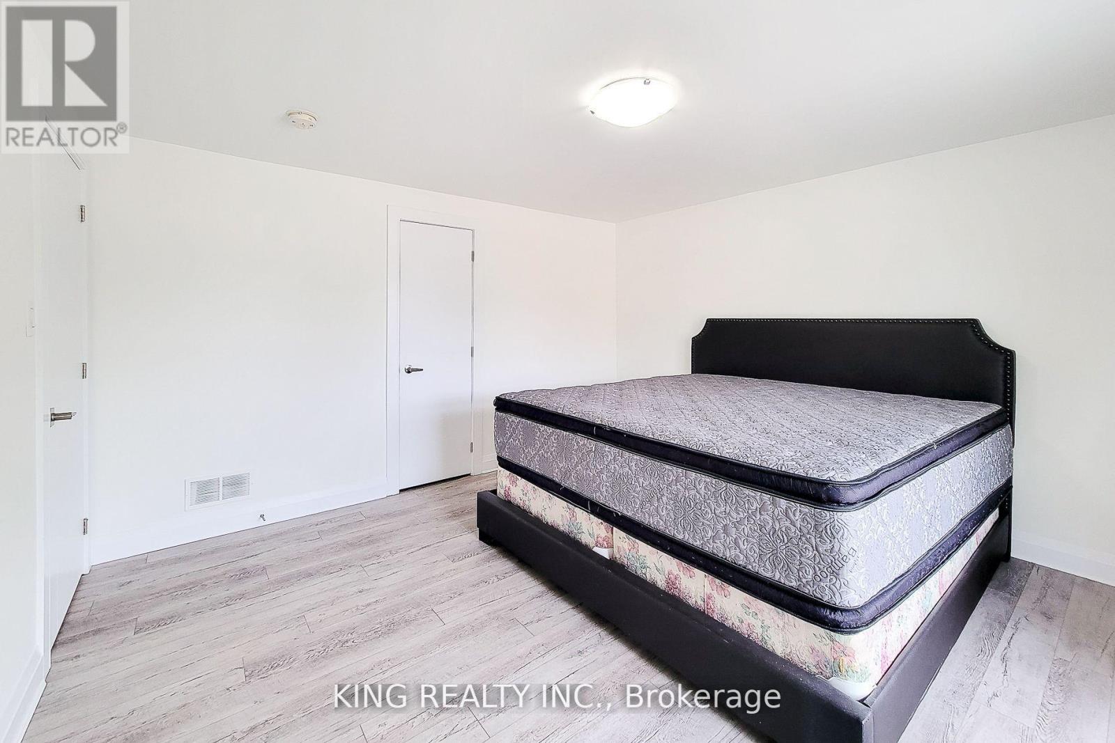 4464 Ellis Street, Niagara Falls (Downtown), Ontario  L2E 1H4 - Photo 17 - X12386659