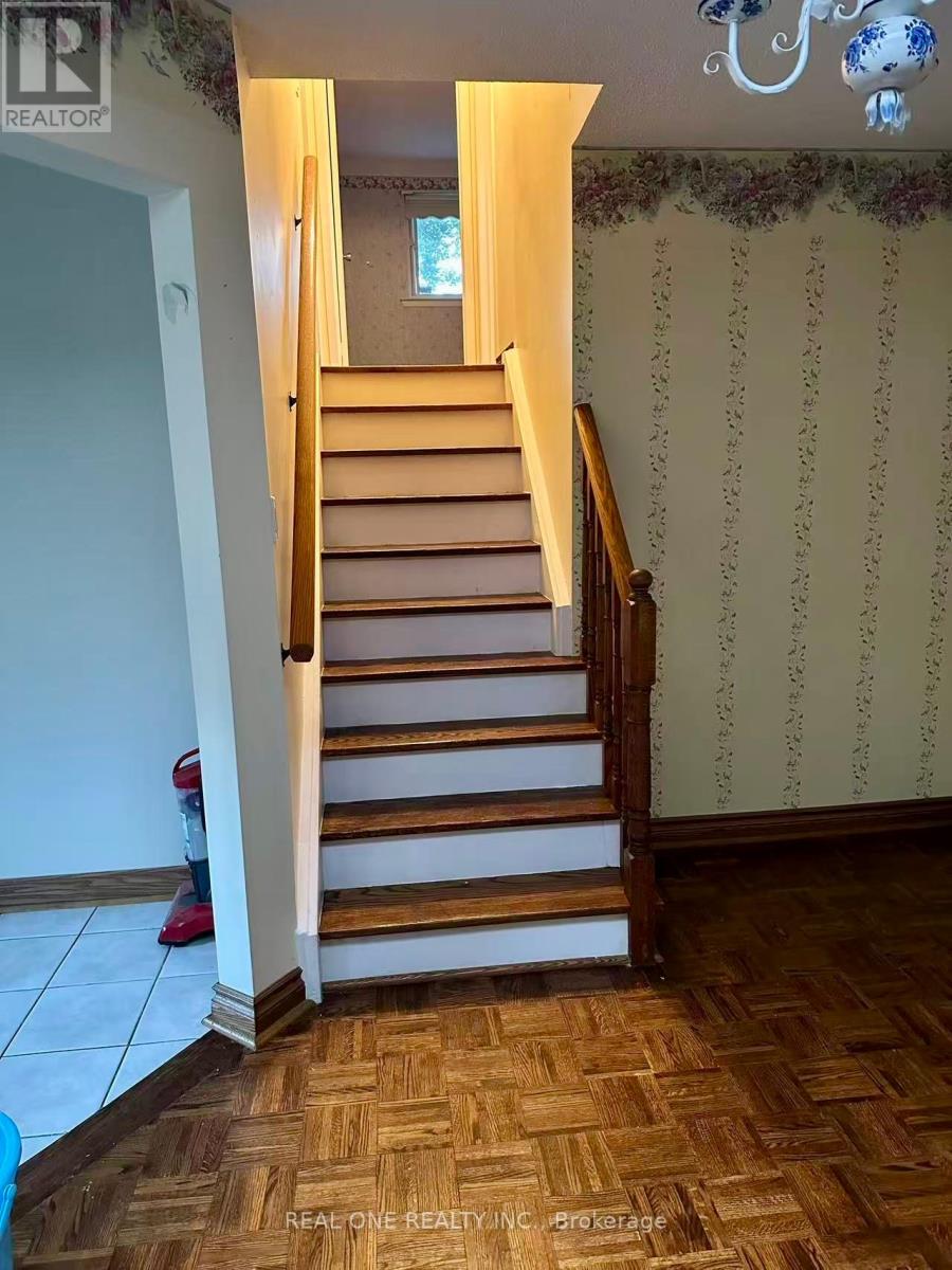 20 Rathfon Crescent, Richmond Hill, Ontario  L4C 5B7 - Photo 4 - N12386682