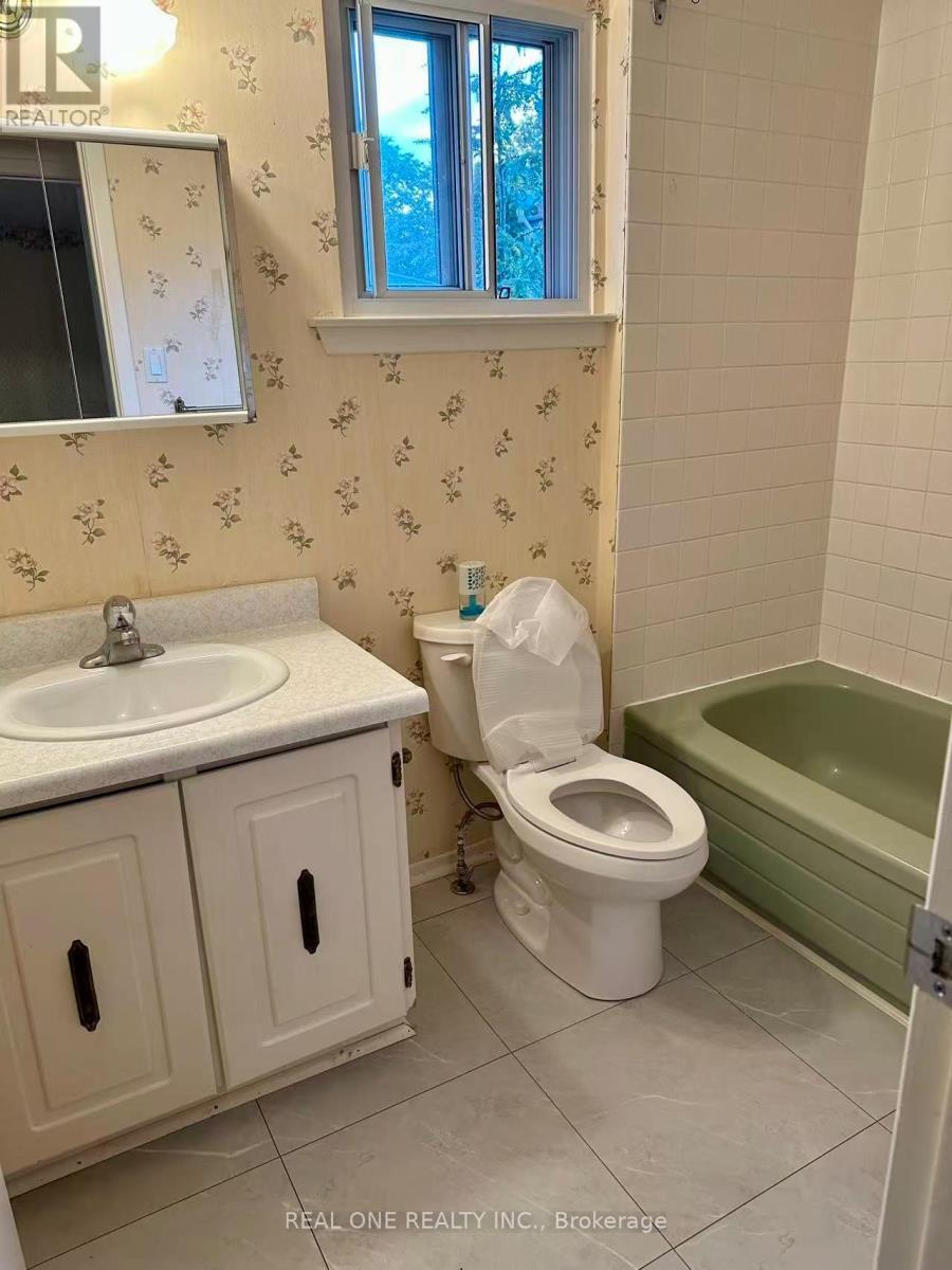 20 Rathfon Crescent, Richmond Hill, Ontario  L4C 5B7 - Photo 6 - N12386682
