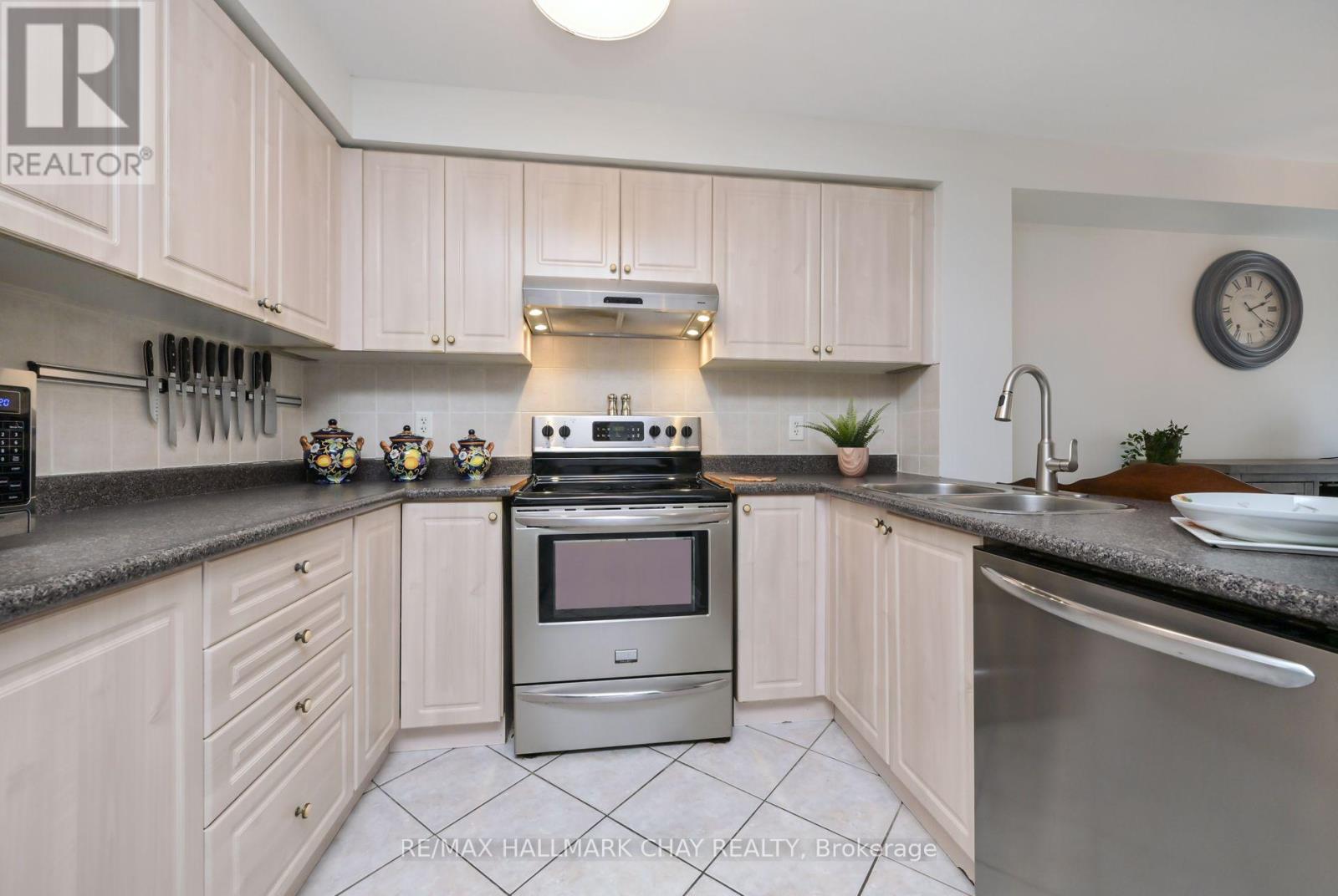 54 Cadillac Crescent, Brampton, Ontario  L7A 3B6 - Photo 4 - W12386712
