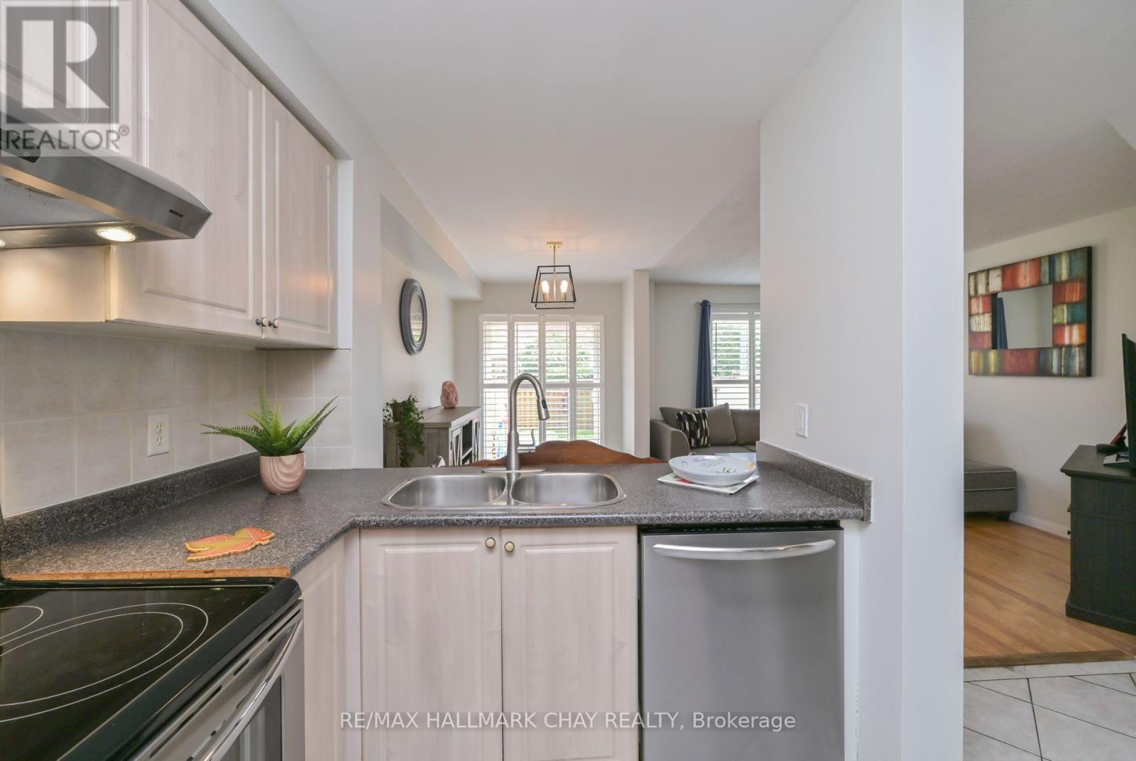 54 Cadillac Crescent, Brampton, Ontario  L7A 3B6 - Photo 5 - W12386712