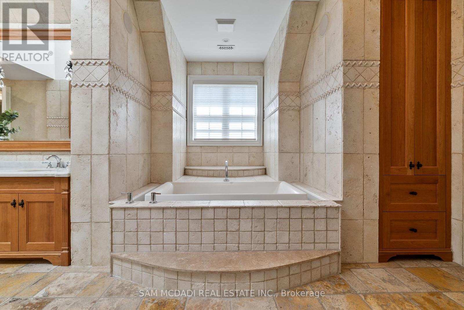 2025 Heartwood Court, Mississauga (Erindale), Ontario  L5C 4P7 - Photo 24 - W12386714