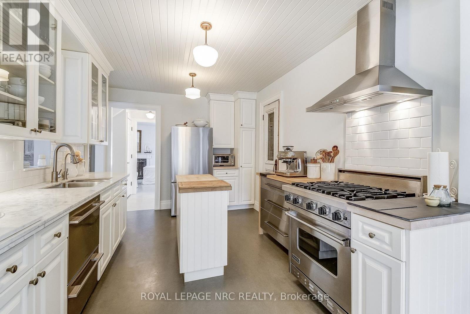 2 Pinehill Road, St. Catharines, Ontario  L2R 3R5 - Photo 8 - X12385886