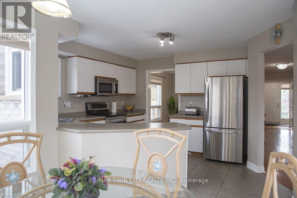 42 Redwood Lane, London East, Ontario  N5V 4C4 - Photo 11 - X12386694