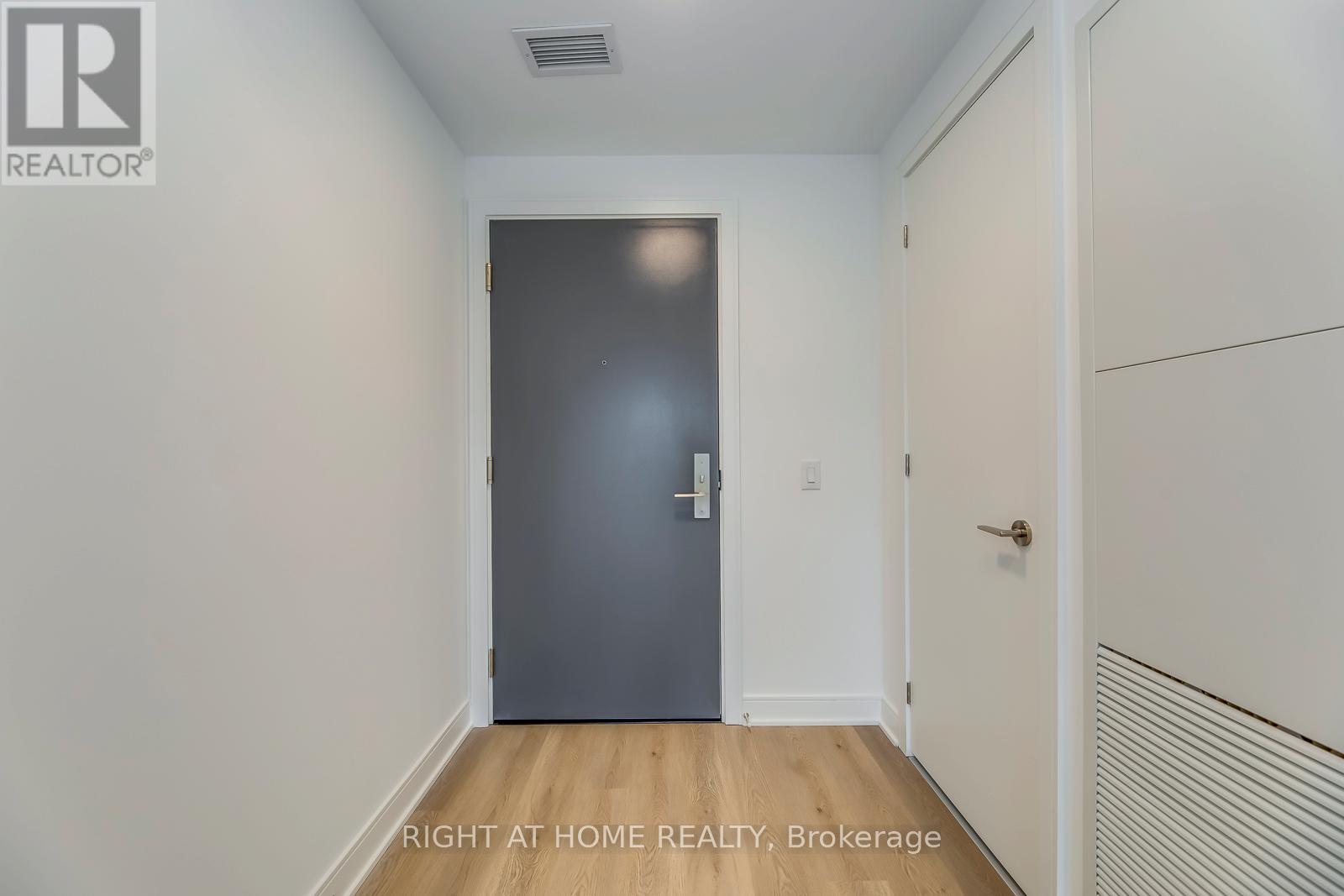 304 - 86 Dundas Street E, Mississauga, Ontario  L5A 1W4 - Photo 4 - W12386733