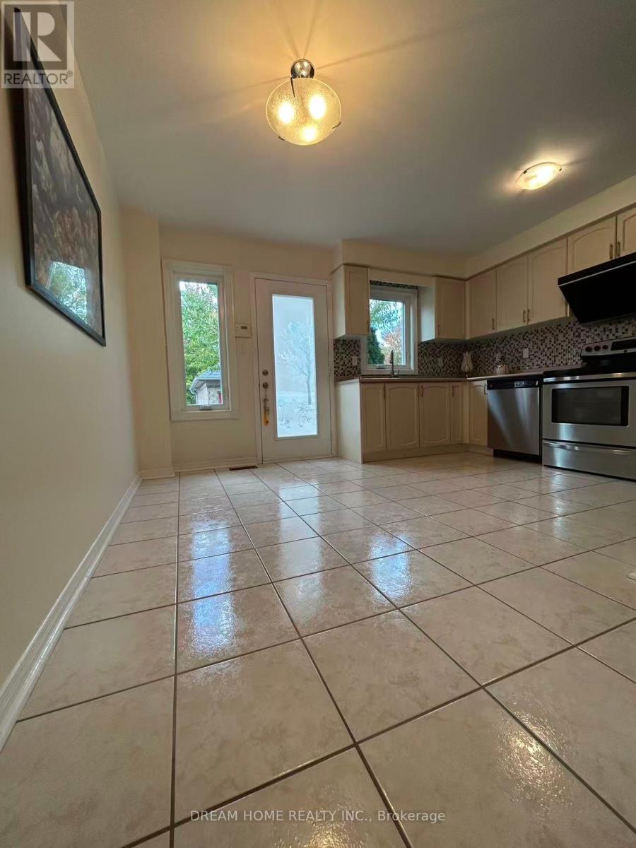 46 Baffin Court, Richmond Hill, Ontario  L4B 4J7 - Photo 6 - N12367639
