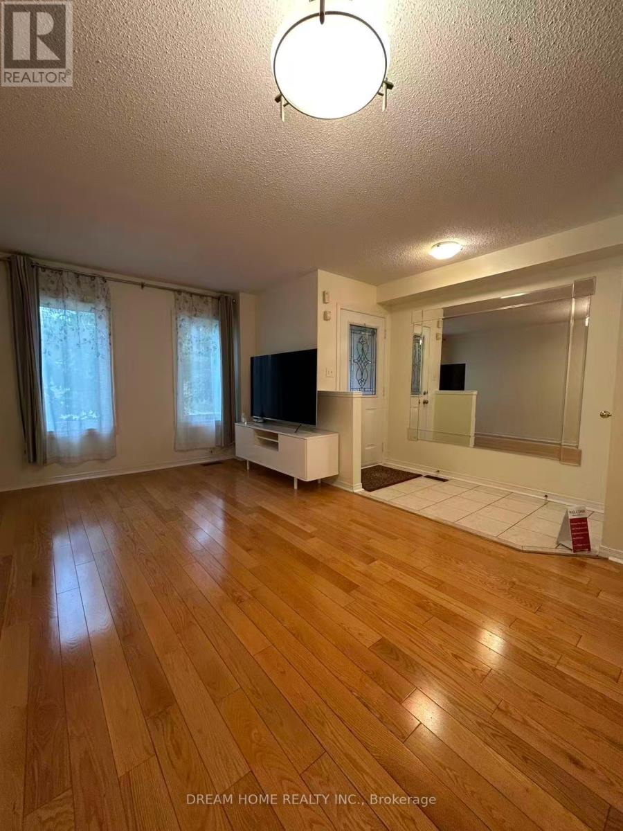 46 Baffin Court, Richmond Hill, Ontario  L4B 4J7 - Photo 4 - N12367639