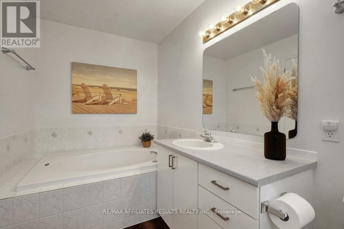 97 Flowertree Crescent, Ottawa, Ontario  K2M 2R7 - Photo 24 - X12386772