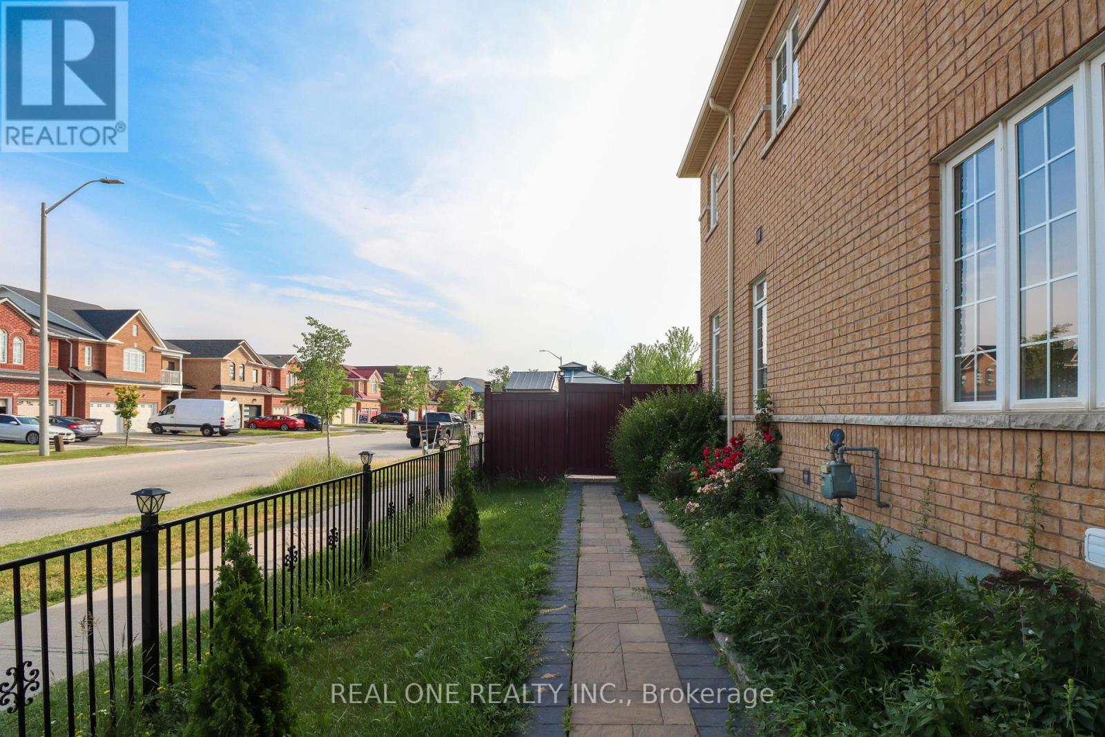 4302 Trail Blazer Way, Mississauga, Ontario  L5R 0A9 - Photo 3 - W12386836