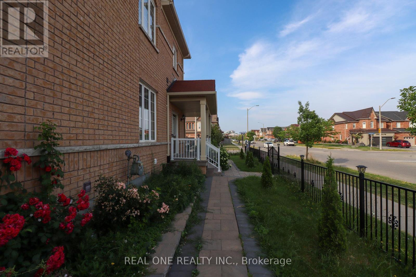 4302 Trail Blazer Way, Mississauga, Ontario  L5R 0A9 - Photo 4 - W12386836