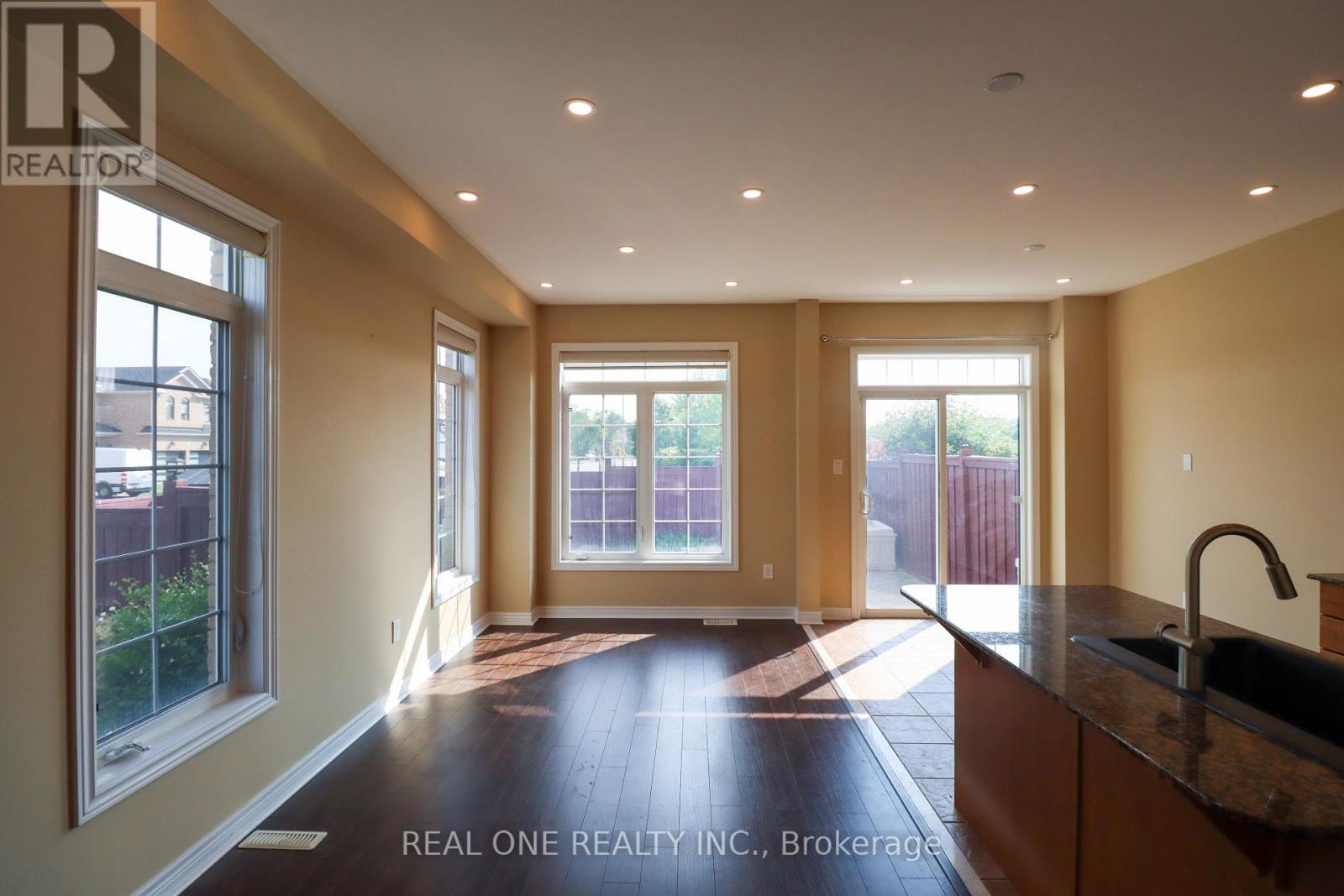 4302 Trail Blazer Way, Mississauga, Ontario  L5R 0A9 - Photo 9 - W12386836