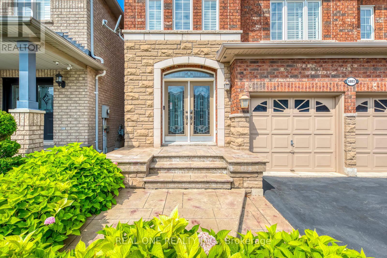 5803 Page Crescent, Burlington, Ontario  L7L 7N9 - Photo 2 - W12386853