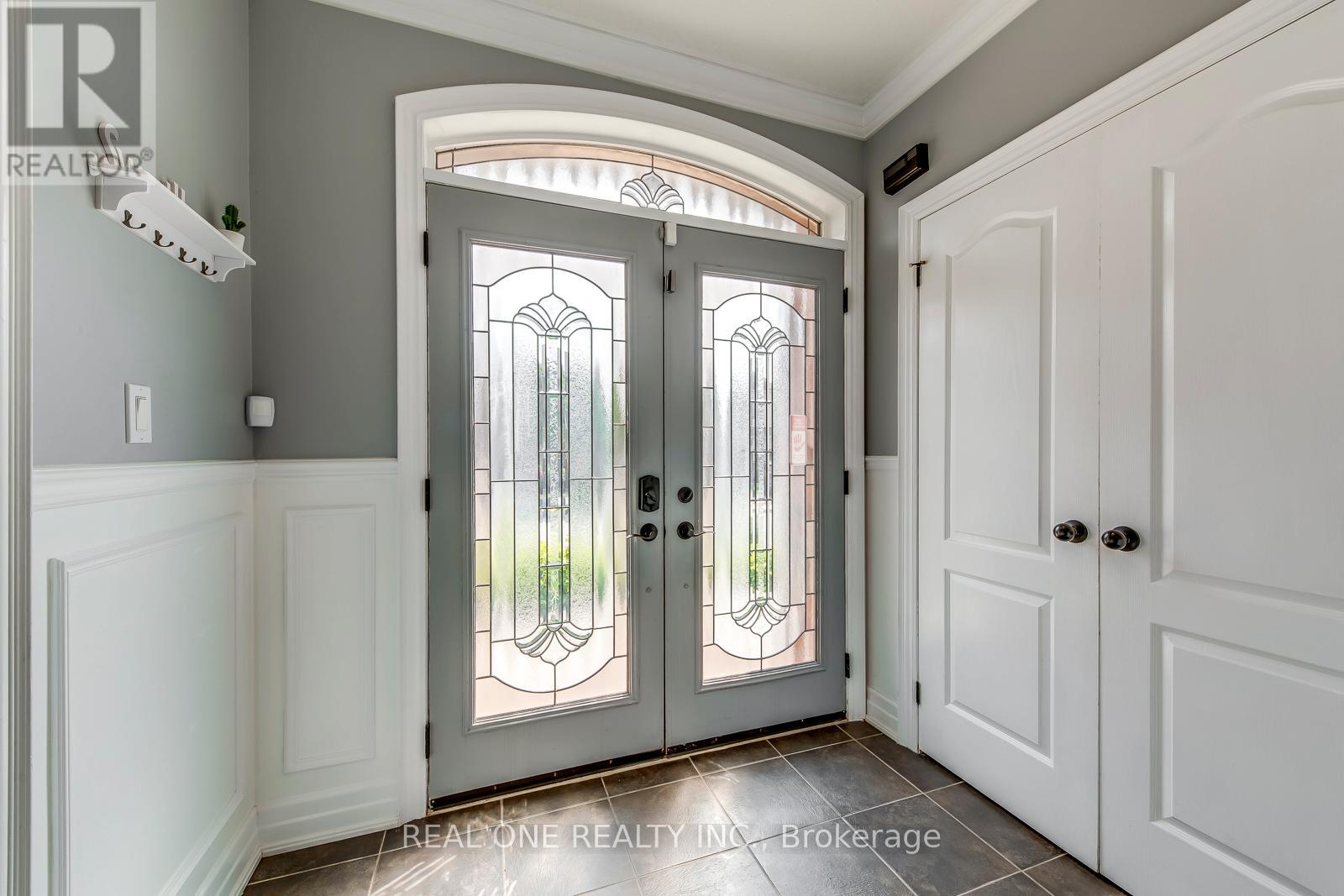 5803 Page Crescent, Burlington, Ontario  L7L 7N9 - Photo 3 - W12386853