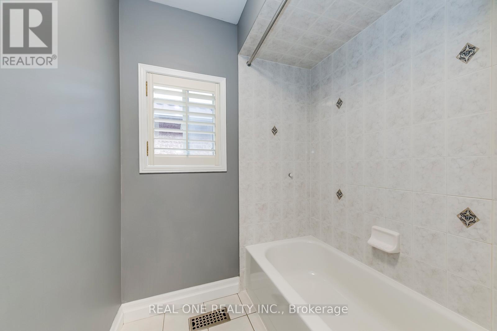 5803 Page Crescent, Burlington, Ontario  L7L 7N9 - Photo 32 - W12386853