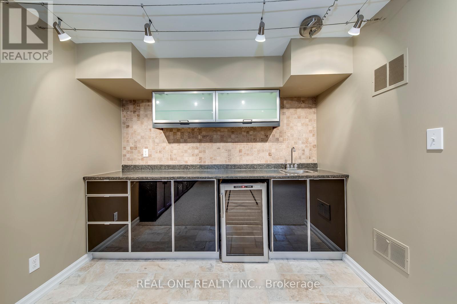 5803 Page Crescent, Burlington, Ontario  L7L 7N9 - Photo 36 - W12386853