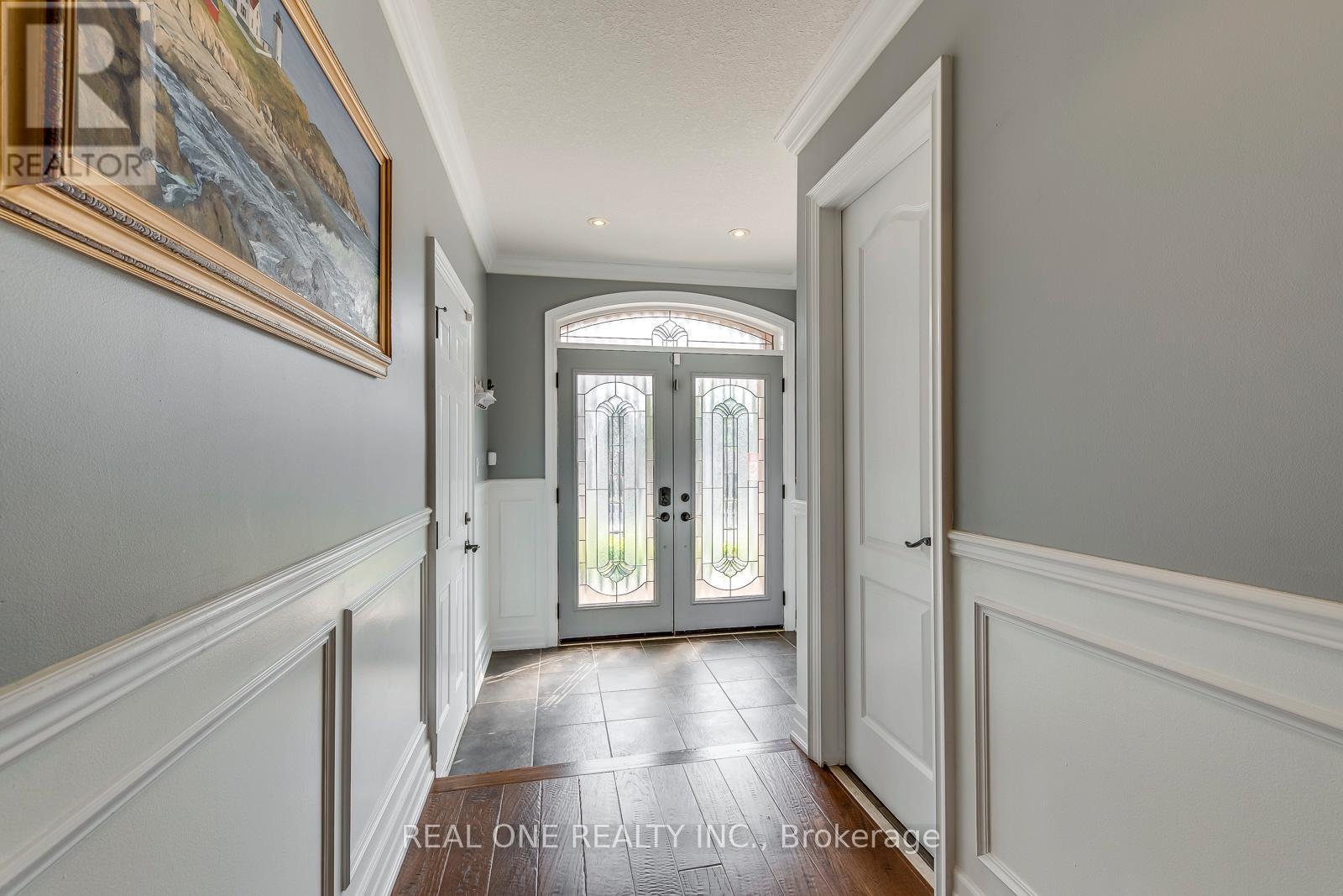 5803 Page Crescent, Burlington, Ontario  L7L 7N9 - Photo 4 - W12386853
