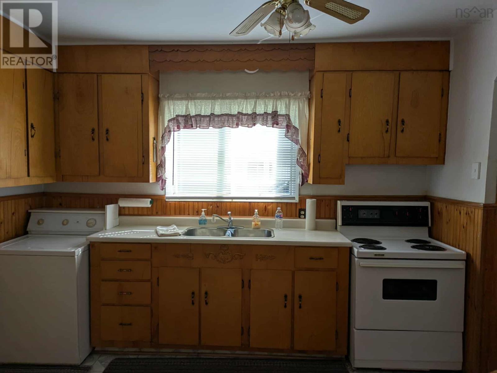 3 Thompson Avenue, North Sydney, Nova Scotia  B2A 1X7 - Photo 5 - 202517466