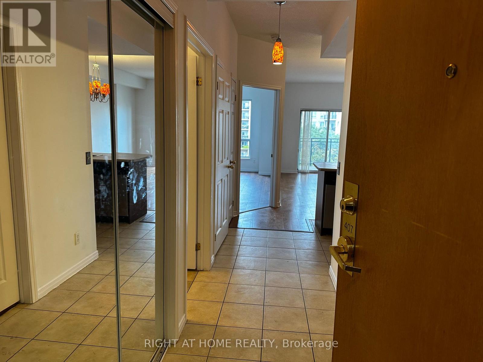 407 - 1 Maison Parc Court, Vaughan, Ontario  L4J 9K1 - Photo 2 - N12386883
