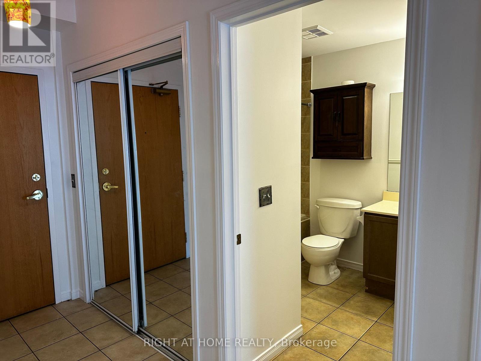 407 - 1 Maison Parc Court, Vaughan, Ontario  L4J 9K1 - Photo 5 - N12386883