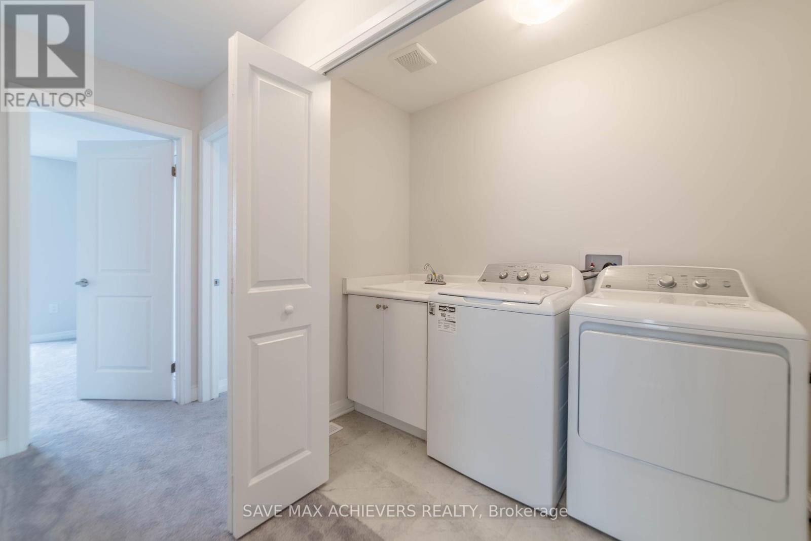 33 Rustic Oak Trail, North Dumfries, Ontario  N0B 1E0 - Photo 44 - X12381072