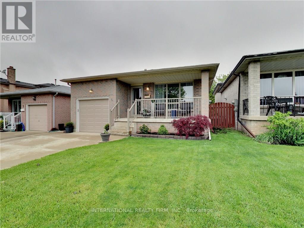BASEMENT - 5 REGIS COURT, Hamilton, Ontario