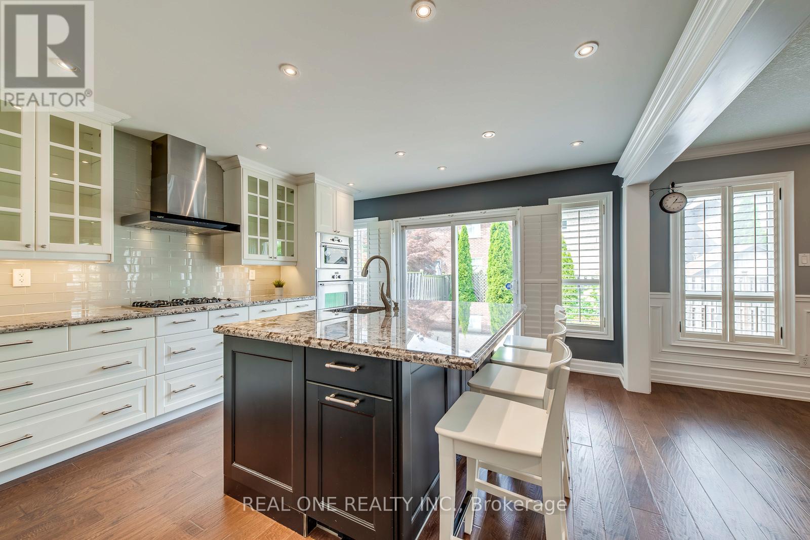 5803 Page Crescent, Burlington, Ontario  L7L 7N9 - Photo 10 - W12386853