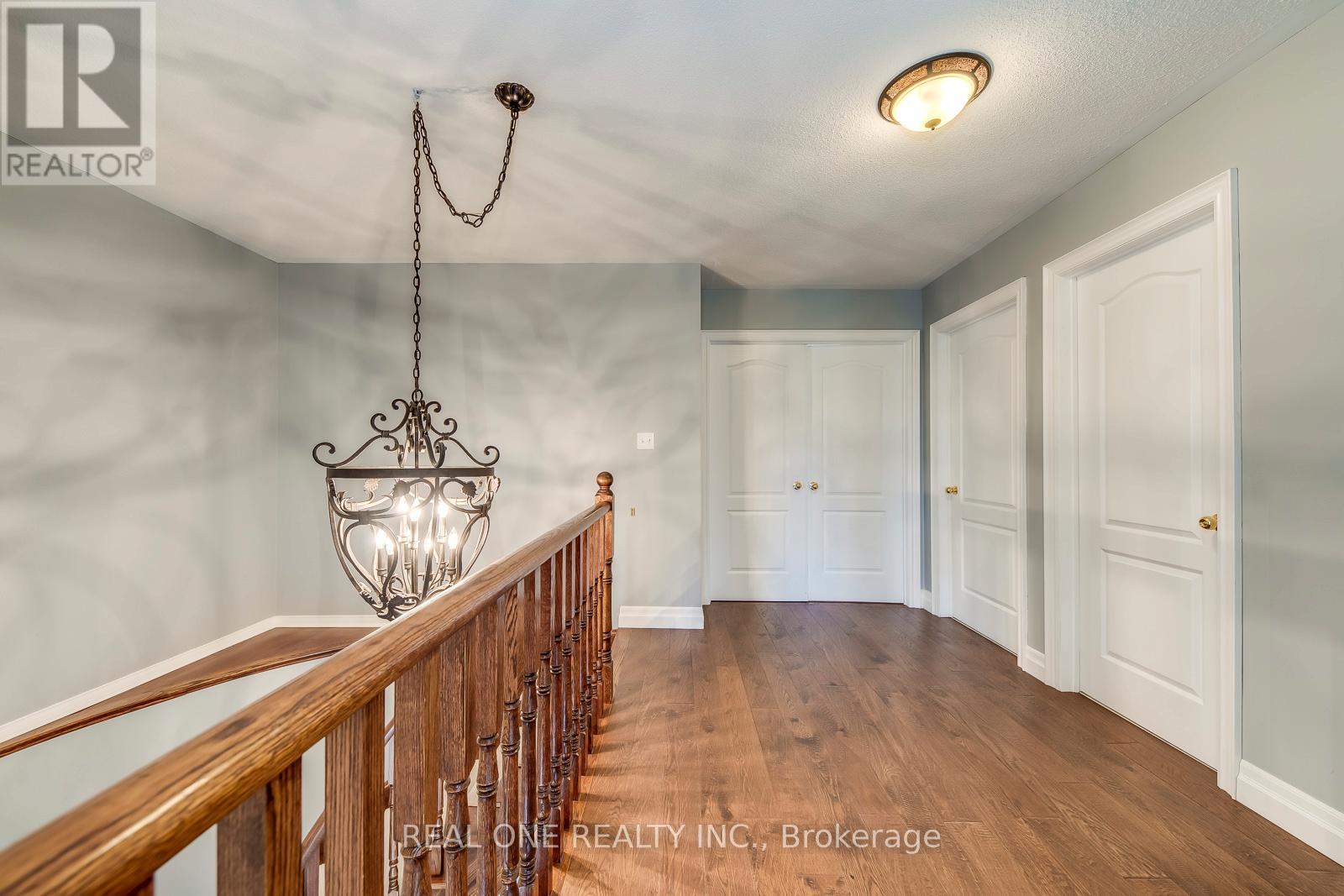5803 Page Crescent, Burlington, Ontario  L7L 7N9 - Photo 22 - W12386853