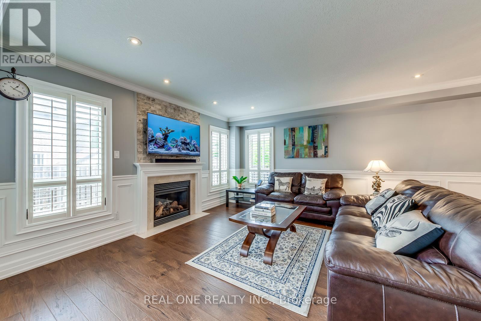 5803 Page Crescent, Burlington, Ontario  L7L 7N9 - Photo 7 - W12386853