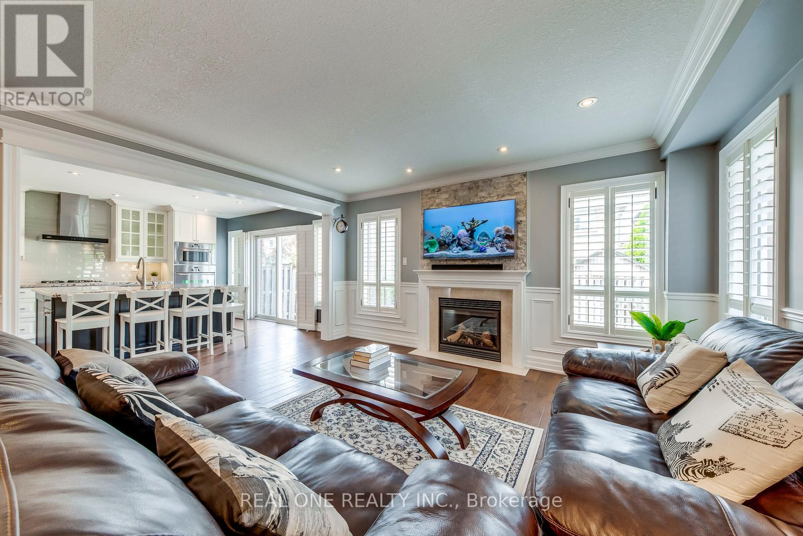 5803 Page Crescent, Burlington, Ontario  L7L 7N9 - Photo 6 - W12386853