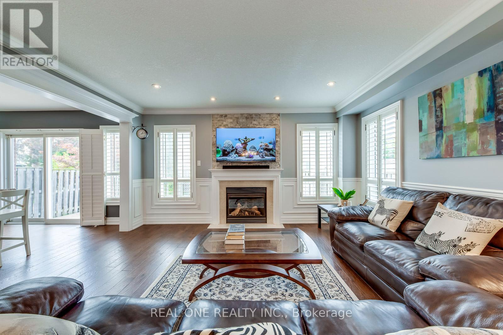 5803 Page Crescent, Burlington, Ontario  L7L 7N9 - Photo 5 - W12386853