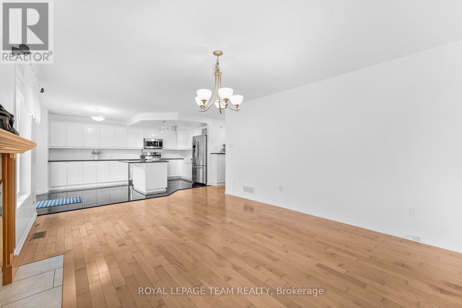 18 Oakham Ridge, Ottawa, Ontario  K2K 3B3 - Photo 16 - X12361765