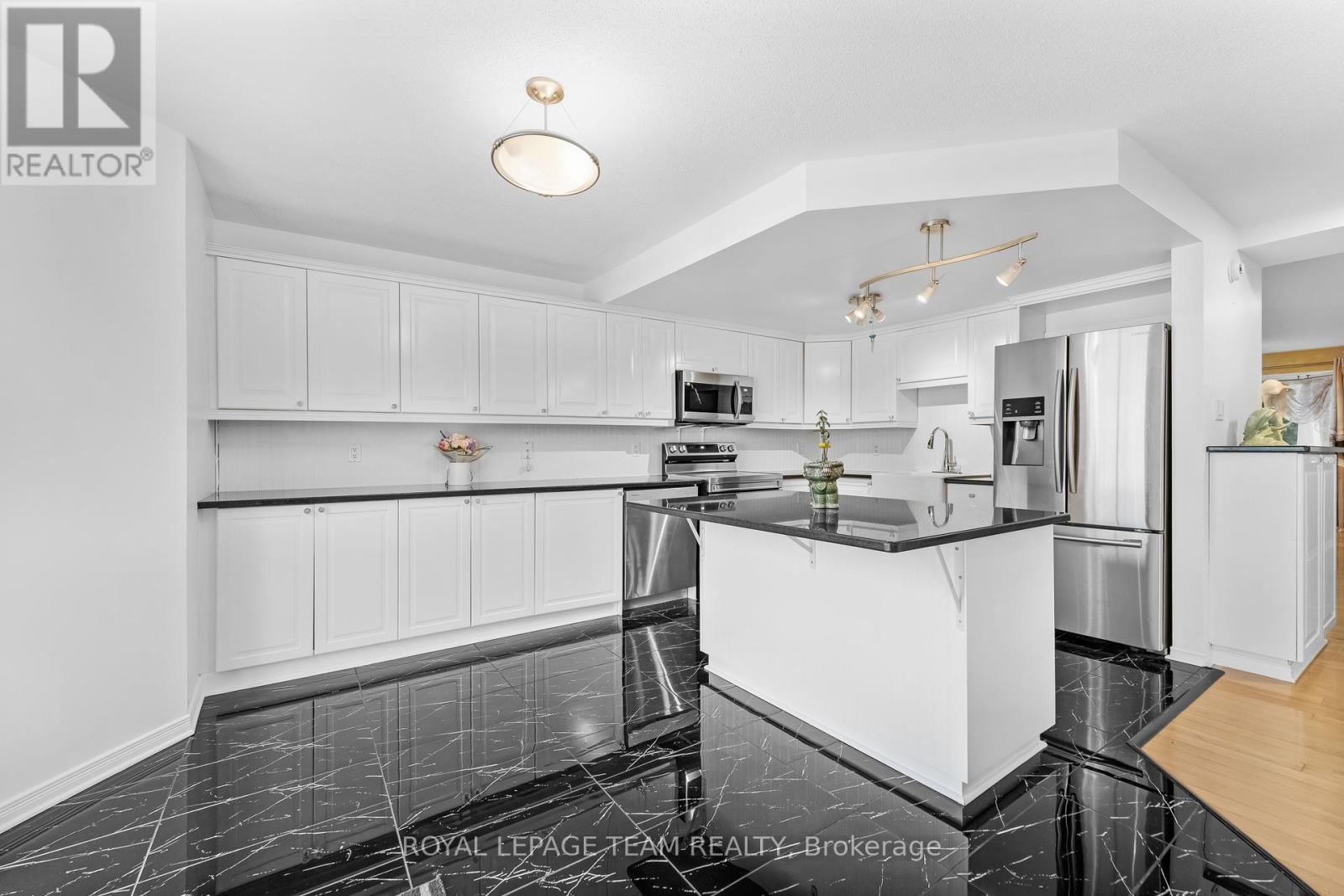18 Oakham Ridge, Ottawa, Ontario  K2K 3B3 - Photo 12 - X12361765
