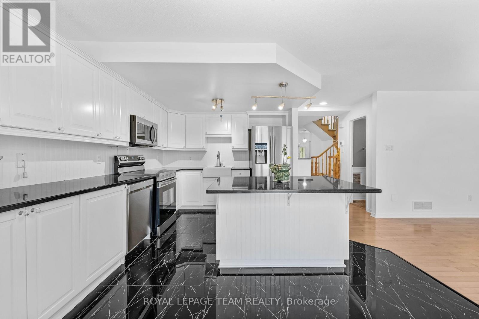 18 Oakham Ridge, Ottawa, Ontario  K2K 3B3 - Photo 13 - X12361765