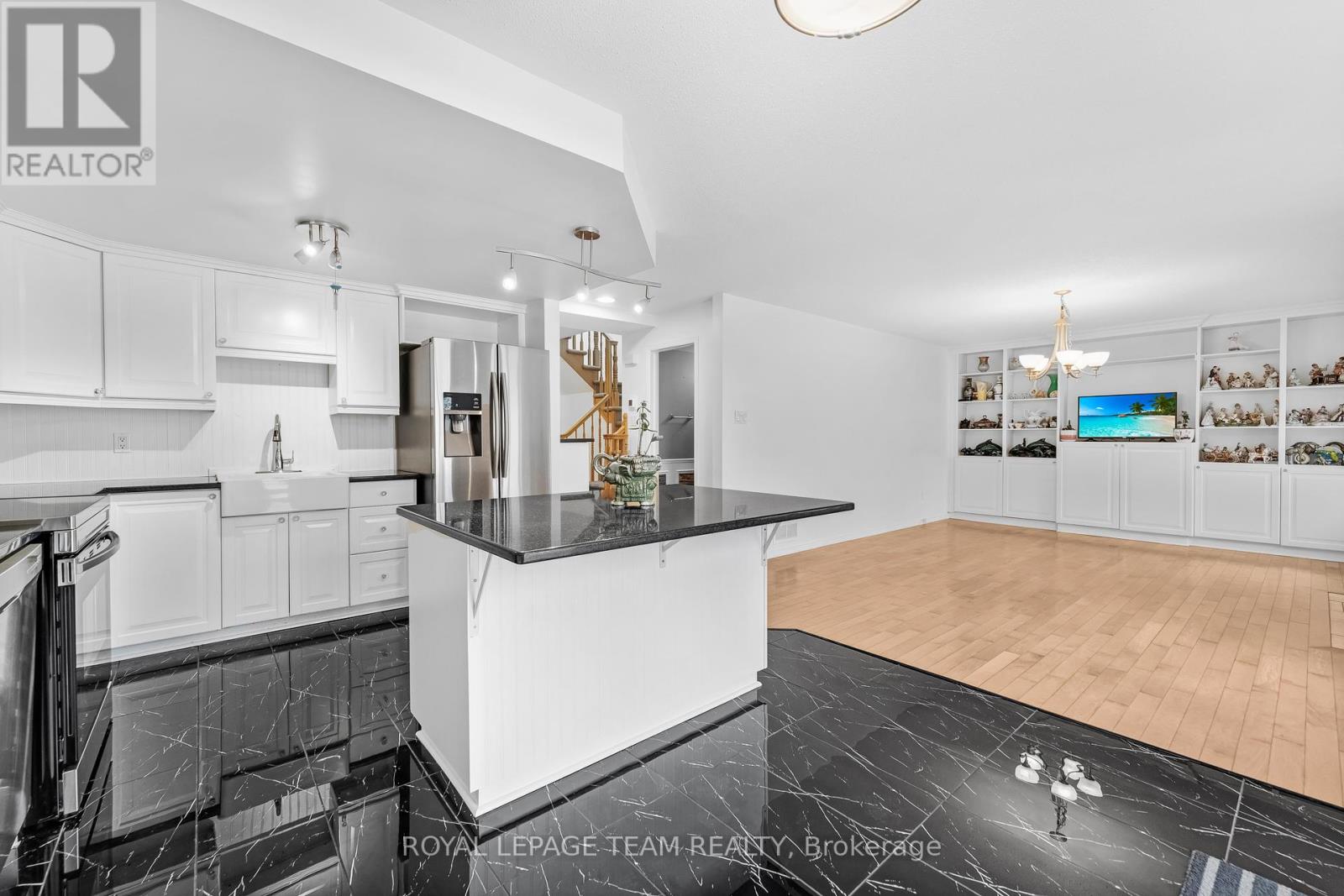 18 Oakham Ridge, Ottawa, Ontario  K2K 3B3 - Photo 11 - X12361765