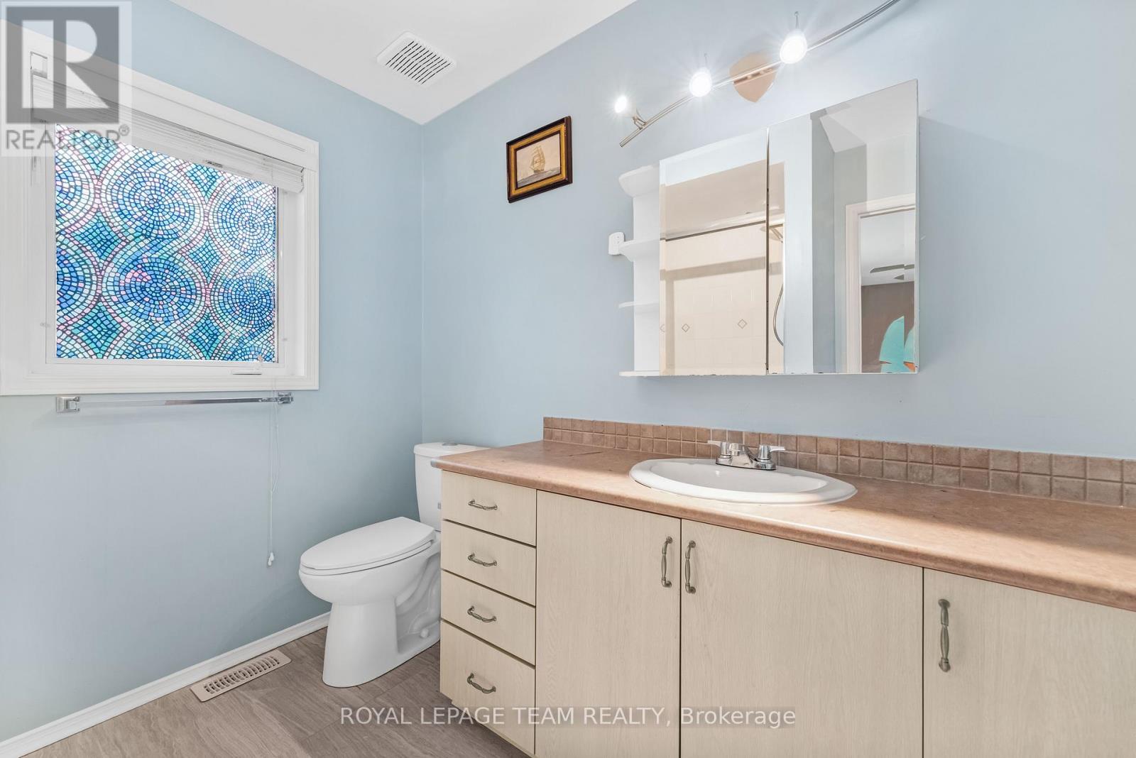 18 Oakham Ridge, Ottawa, Ontario  K2K 3B3 - Photo 22 - X12361765