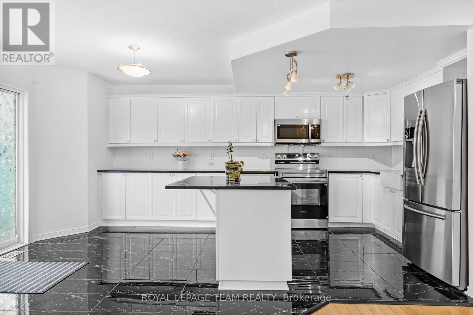 18 Oakham Ridge, Ottawa, Ontario  K2K 3B3 - Photo 10 - X12361765