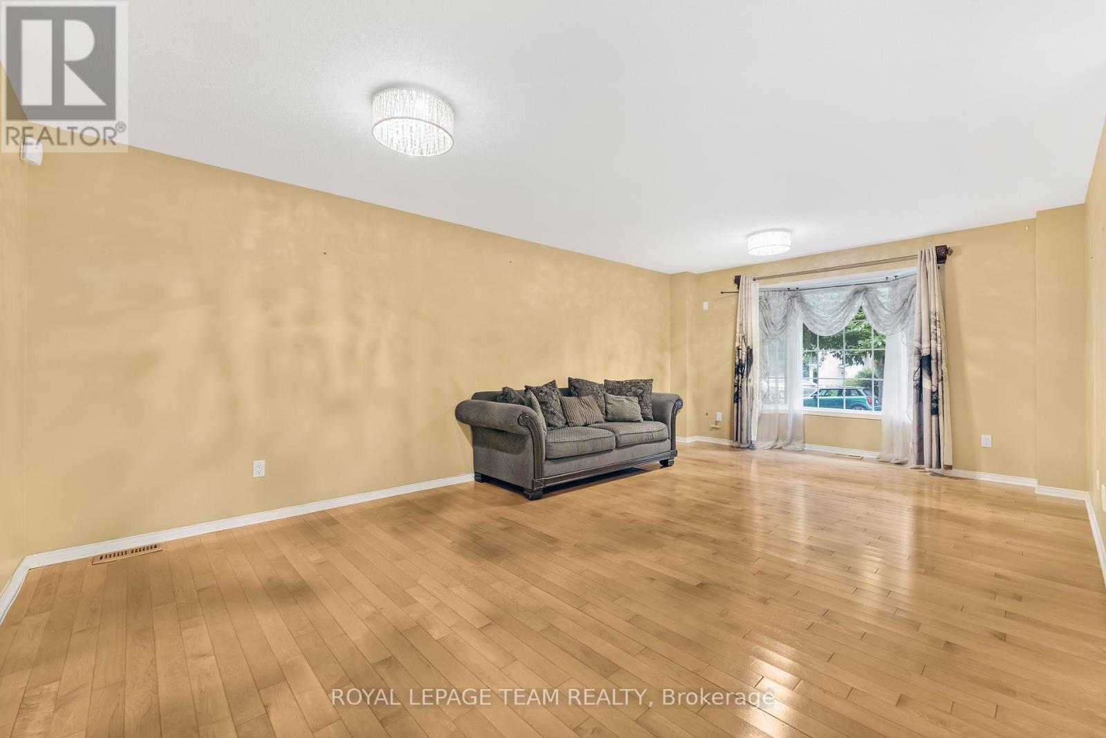 18 Oakham Ridge, Ottawa, Ontario  K2K 3B3 - Photo 6 - X12361765