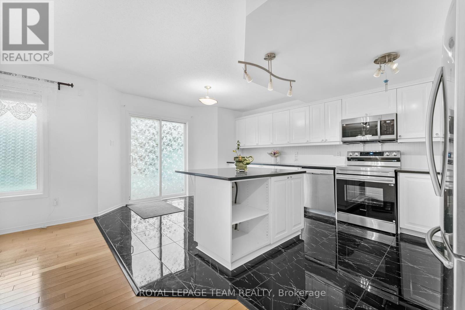 18 Oakham Ridge, Ottawa, Ontario  K2K 3B3 - Photo 9 - X12361765